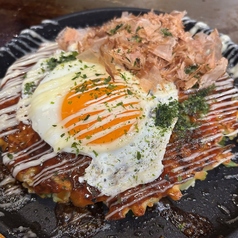 エイトスペシャル玉(豚・イカ・海老・チーズ・目玉焼き)