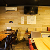 店内は加熱式たばこ限定で喫煙可能となっておりますので、喫煙されるお客様も安心してご利用いただけます。仲間やご友人との楽しいひとときを遮ることなく、心ゆくまでお食事や会話がお楽しみいただけます。