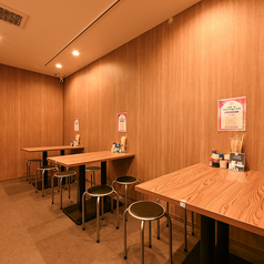 4名掛けテーブルを3卓完備！木目調と温かい照明が演出するアットホームな空間で、仕事帰りに同僚やご友人と周囲を気にせず、賑やかな宴会や楽しい食事をゆったりとお過ごしいただけます！