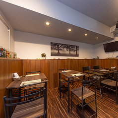 【シーンを選ばないテーブル席】ご家族でのお食事やご友人とのご宴会の場として活躍する2名様用テーブル席は2卓をご用意。格調高さを感じさせる空間でありつつも、日常の場面でカジュアルにご利用いただけます。