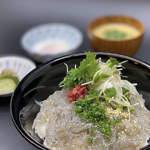 名物☆生しらす丼☆1400円の写真