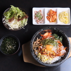 熱々の石鍋で提供する石焼きビビンバランチ