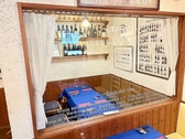 落ち着いた雰囲気の店内には特別な日のお食事に最適な個室を完備しております♪ガラス張りのお洒落な空間にはワインボトルが飾られており非日常感を味わえます◎周りのお客様を気にすることなくプライベートな時間をお過ごしいただけます!お誕生日のお祝いや大切なご友人との語らいなど幅広いシーンにぜひご利用下さい♪