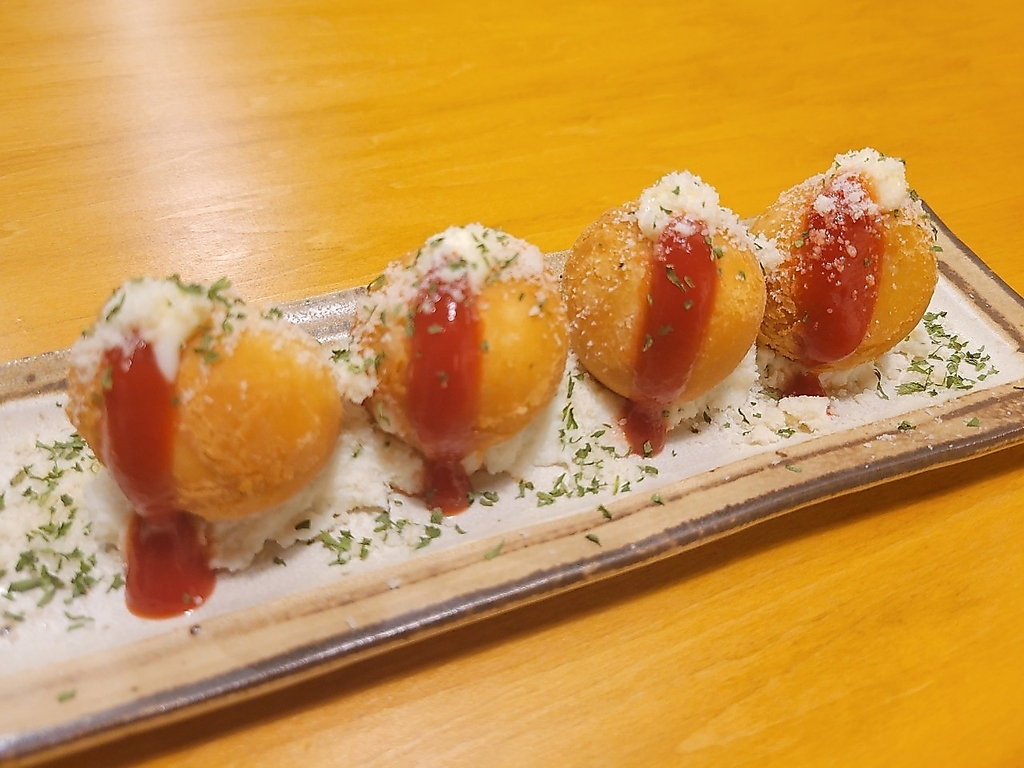 小腹がすいた時の味方チーズボール♪外はカリっと中からはアツアツのチーズがトロっと！食感は色々◎