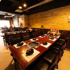 【炭火焼き焼肉 焼肉No.1】木の温もり感じる内装と間接照明を使った落ち着いた雰囲気の店内です。リーズナブルな価格で提供★その他和牛やUS産など多数！広々と、ゆったりとした店内は会社やサークルの飲み会など大人数の宴会からデートや親しい友人などの少人数の飲み会まで幅広いシーンでご利用頂けます。