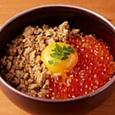 いくらとそぼろ卵かけごはん