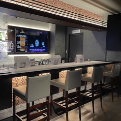 カウンター席　4席　オーセンティックバー代わりに、お仕事帰りにお一人で立ち寄る方も多いです。「山崎、白州が440円ってバーゲン価格だからね。この店の方が安心して飲める」とのご意見も。