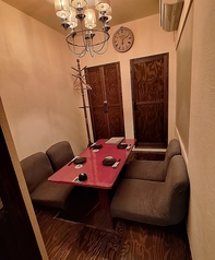 重要なお集まりや特別な接待に最適な、完全プライベート空間をご用意しております。重厚な内装とムードあるシャンデリアが上質な時間と安心感をお約束します。・ご利用人数:4名様より承ります。・席のご指定:事前にお電話にてご相談ください。