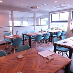 明るく開放的な店内でゆっくりとお食事をお楽しみください！人数に応じてお席をご用意させていただきます。