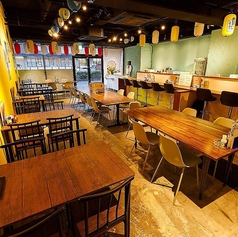 ポップでどこか懐かしいお洒落な店内。温かみのある木目調のテーブルと、ずらりと並んだ提灯が非日常な宴を演出します。お隣との間隔もゆったりとしているので、周りを気にせず会話とお食事を楽しめるのが魅力です。