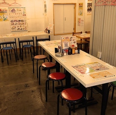 広めのテーブル席（8名掛け/可変式）8名様での会食はもちろん、4名様ずつの少人数利用も可能な使い勝手の良いテーブル席です。