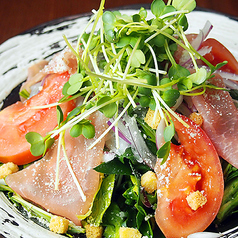 宮崎産新鮮野菜と生ハムと温玉のシーザーサラダ