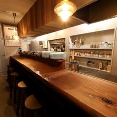 温かみのあるカウンターは気軽にふらっと立ち寄れる空間です◎一件目はもちろん、二件目のご利用にもピッタリ！お酒を片手に楽しい時間をお過ごしいただけます。ぜひお気軽にお立ち寄りください！