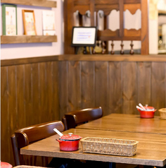 テーブル席は4名様掛けが2テーブルございます。