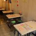 4名掛けテーブル席（3卓）ご友人との飲み会に。4名掛けのテーブル席を3卓完備し、中規模の集まりにも対応します。