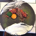 料理メニュー写真&nbsp;牛肉のタルタル　ウニとガーリックサワークリーム