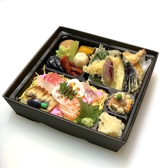 ちらし弁当（ちらし寿司、てんぷら、煮物）