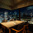 夜景が美しい、4名様用のテーブルがございます。ガラス越しに広がる都会の景色を眺めながら、特別なひとときをお過ごしいただけます。洗練されたインテリアと心地よい雰囲気が、友人や大切な方との会話を一層引き立てます。お料理とともに、心温まる時間をお楽しみください。大切な記念日やお祝いにも最適です。