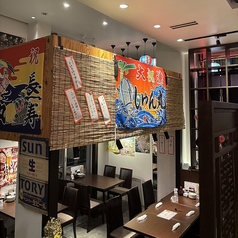 料理を囲みながらワイワイ楽しめるテーブル席は、友人や家族とのお食事や同僚との飲み会などにもピッタリです◎