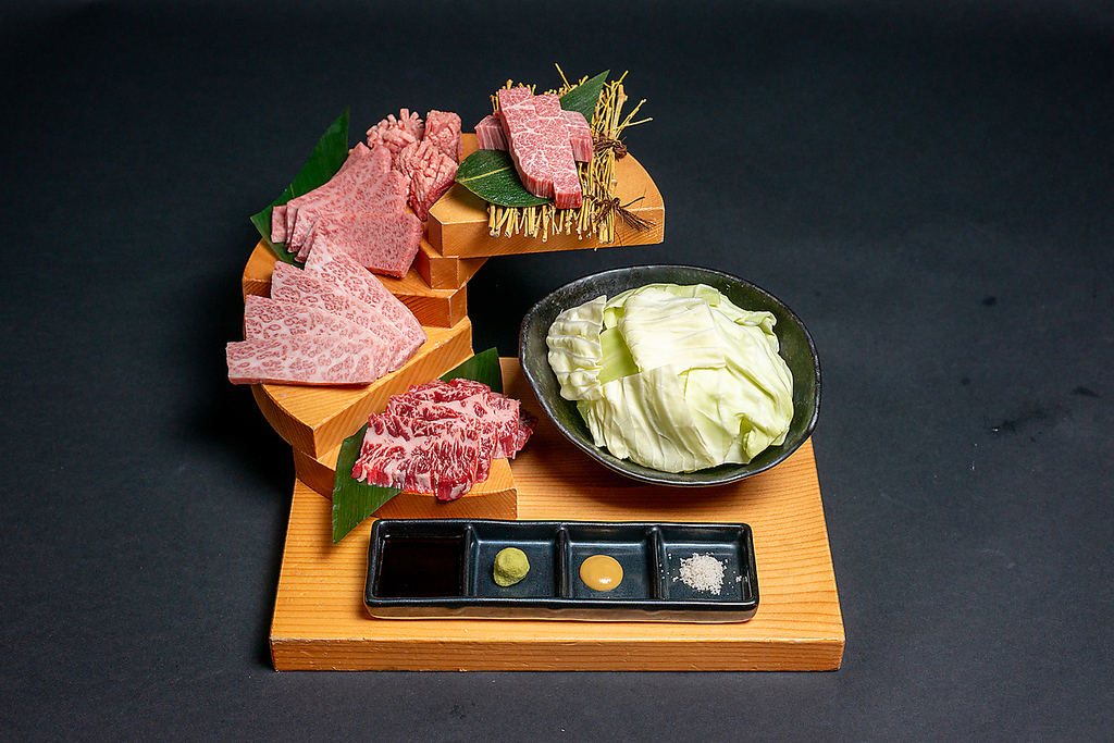 特上五種盛り（当店自慢の厚切りステーキとお肉の組み合わせ）