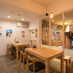 丸テーブル1卓、テーブル2卓ございます♪椅子も予備でご用意しておりますので、柔軟にご対応させていただきます。グループ飲みに最適です。