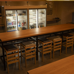 宴会利用にも対応しやすい店内は、にぎやかな飲み会にも落ち着いた集まりにも使いやすい空間。テーブル席を中心に、人数やシーンに合わせてご案内いたします。飲み放題付きコースとあわせて、各種宴会にもぜひご利用ください。