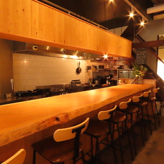 特別な空間のカウンター席は、カジュアルながらもおしゃれな雰囲気を醸し出しています。カウンター越しにシェフの技を間近で見ることができ、料理の香りや音を楽しみながら、食事を楽しむことができます。居心地の良い木製の椅子と広めのカウンターが、友人との楽しい会話や、一人でのリラックスタイムに最適です。