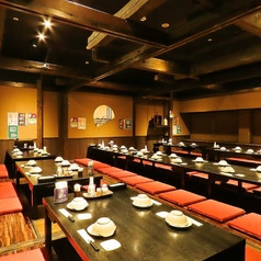 【最大50名様まで対応可能の大宴会会場】堀りごたつタイプのお席は足をおろしてゆったりおくつろぎ頂けます!お得な飲み放題付宴会コースはリーズナブルなコースから豪華内容のコースまで様々なシーンに合わせて豊富にご用意しております。お台場での各種ご宴会のご予約・ご相談はお気軽にお問い合わせくださいませ。