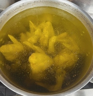 鍋スープは徹底した温度管理で10時間以上煮込んだもの！