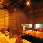 暖簾を調節すれば、個室風から大人数がご利用できる広間まで自在に変更可能！貸切も承っております◎