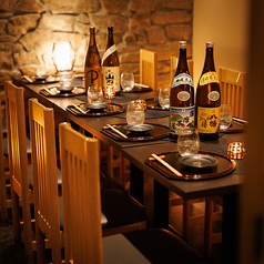 ゆとりある空間でゆっくり過ごせる8~10名様向け個室席。会社の少人数宴会や友人同士の集まり、家族でのお祝いにもぴったりです。木の質感と柔らかな照明が心地よい雰囲気を演出し、落ち着いた空間で会話も自然と弾みます。料理を囲みながら、特別な時間をお楽しみください。