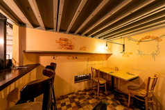 まるでヨーロッパの街角にいるような、お洒落な空間の中に佇むテーブル席です♪落ち着いた照明とこだわりのインテリアが、特別な時間をより一層華やかに演出します◎デートやご夫婦での記念日といった大切な日から、気心の知れたご友人との飲み会や女子会まで、幅広いシーンでご活用いただける人気のお席です。