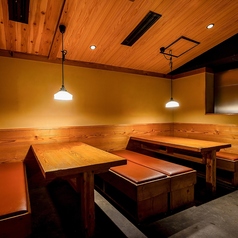 最大14名様までご利用頂ける半個室は、会社宴会や接待などのビジネスはもちろん、記念日誕生日などにも最適。新橋の中心とは思えない落ち着いた雰囲気が漂うプライベート感溢れる店内でごゆっくりお楽しみください。