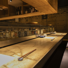 掘りごたつカウンターで靴を脱いでゆっくりくつろいでお食事をお楽しみください。