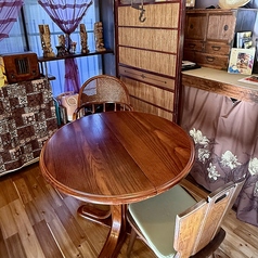 テーブル名　antiqueアンテークな丸テーブルと籐椅子