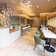 【バリアフリーにも配慮した店内】