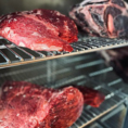 熟成肉は、赤外線とマイナスイオンを当てることによってお肉の旨味をぎっしりと閉じ込めます。徹底管理した温度・湿度・風によって、こだわりの味わいのお肉となります。当店自慢の熟成肉を是非一度ご賞味ください。