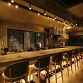 目の前で繊細な料理を仕上げる様子をご堪能いただける人気のカウンター席。洗練されたカウンター席では、シェフの技を目の前で楽しみながら、心地よい雰囲気の中でお食事をお楽しみいただけます。落ち着いたインテリアが、大人の時間を演出し、リラックスしたひとときを提供します。特別なひと時を是非お過ごしください。