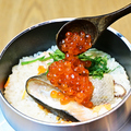 料理メニュー写真&nbsp;サーモンといくらの釜めし