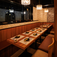 宴会や食事会に最適な10~16名様向けの半個室空間。木の質感を活かした温もりあるデザインで、落ち着いた雰囲気の中ゆったりとお食事を。大人数でも一体感のある造りが好評で、会社の集まりやご家族での会食にもおすすめです。
