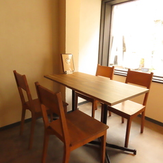 親密な会話を楽しむのにぴったりの空間です。丸みを帯びた木製の椅子が配置されており、柔らかい座り心地が特徴。温かみのある木の質感とシンプルなデザインが、リラックスした雰囲気を演出します。テーブルはコンパクトながら、十分なスペースを確保しており、近くの4名テーブル席と統合可能で、計6名様まで対応可能です。