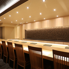 【カウンター】職人の匠の技が堪能できるカウンター席。日本料理の魅力をお愉しみいただけます。