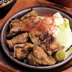 藁香る阿波尾鶏もも藁焼き　〜おろしポン酢〜の写真