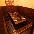 ゆったりくつろげるお座敷個室も完備しております！落ち着いた灯りがやさしく照らし、まるで自宅のようにリラックスして過ごせます！仲間との飲み会や会社の宴会にも最適な、温かみのある空間です！