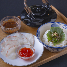 いくらと鯛のごまだれ茶漬け