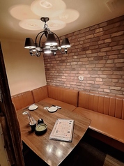 居心地の良さを追求したL字型ソファの半個室空間。ムード満点のシャンデリアの光の下、誰にも邪魔されない時間をお過ごしいただけます。記念日や誕生日などの、特別なデートにもぴったりです。