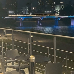 当店では開放的なテラス席をご用意しております。乙川が眺められるので、昼でも夜でも景色をお楽しみいただけます。開放的な空の下で、ぜひ特別な時間をお過ごしください。