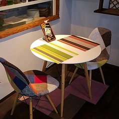 おしゃれなデザインの椅子と丸テーブルで気分のあがるお食事をお楽しみいただけます♪