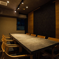 個室のご利用可能人数は4名様～8名様となります。個室指定でご利用の場合、ご飲食代金のミニマムチャージと10％の個室利用料を頂戴いたします。落ち着いた雰囲気の中で、ビジネスミーティングや大切な集まりに最適な空間です。シックなインテリアと広々としたテーブルが、リラックスしたひとときを演出します。