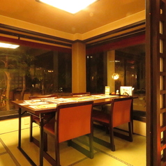 大きな窓に囲まれた開放感のある半個室。接待や顔合わせにも是非♪2部屋つなげると8名まで入る個室になります。